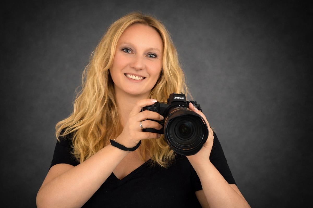 Daniela Zipf mit Nikon Kamera – TauberZauber Fotografie